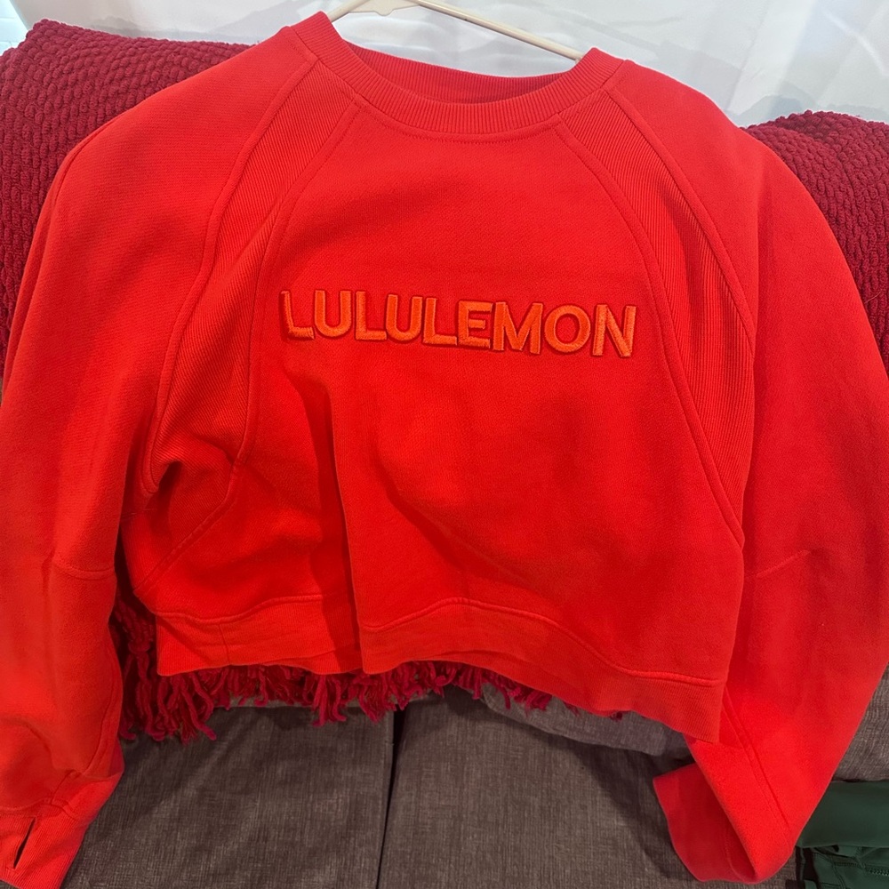 Lululemon cropped scuba crewneck with word mark. Size xs/s